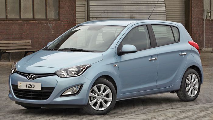  Το Hyundai i20 δαιθέτει την πιο επιθετική σχεδίαση από τα τρία μοντέλα, και αυτό οφείλεται στη αιχμηρό και με πολλές γωνίες μπροστινό μέρος.