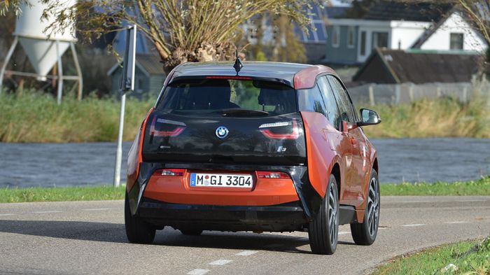 Ο ηλεκτροκινητήρας που κινεί το BMW i3, βρίσκεται στο πίσω μέρος του αυτοκινήτου κι αποδίδει 170 ίππους και 250 Nm ροπής με το καλημέρα, μιας κι όλη α