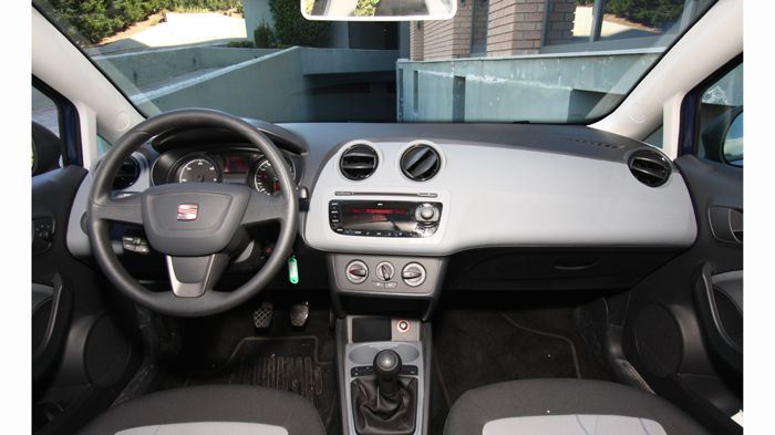 Στο εσωτερικό της ανανεωμένης γενιάς του SEAT Ibiza οι αλλαγές αφορούν σε επιμέρους τμήματα και συμβάλλουν στην καλύτερη λειτουργικότητα αλλά και πρακ
