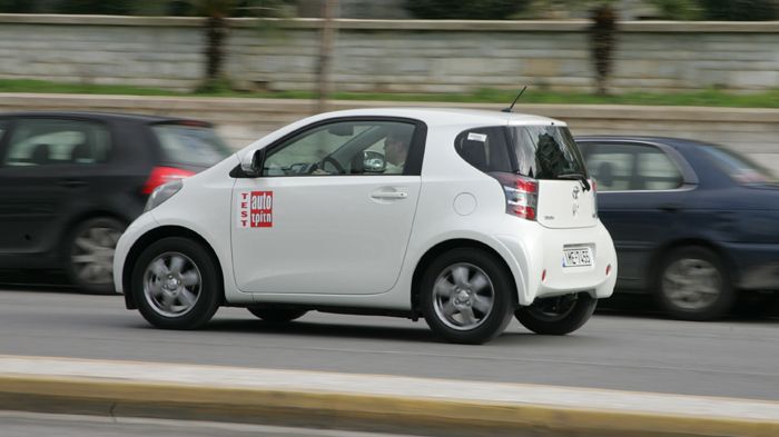 Το Toyota iQ εντυπωσιάζει με δύο πράγματα στο δρόμο: την ευελιξία του και το ότι «πατάει» σαν μοντέλο μεγαλύτερης κατηγορίας. 