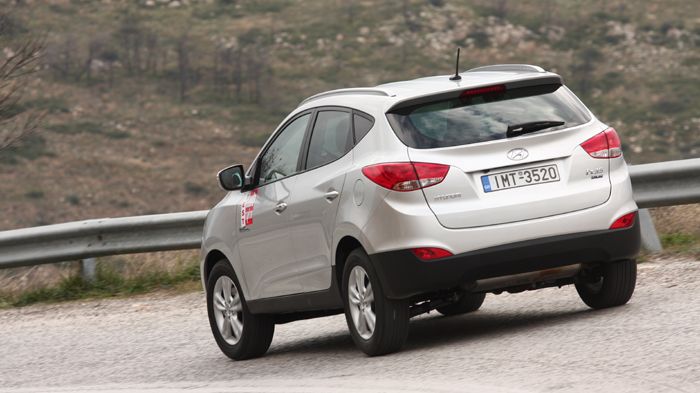 Η ανάρτηση -με γόνατα MacPherson μπροστά και σύστημα πολλαπλών συνδέσμων πίσω- είναι εστιασμένη στην άνεση, κάτι που στην πράξη μεταφράζεται σε αποτελ