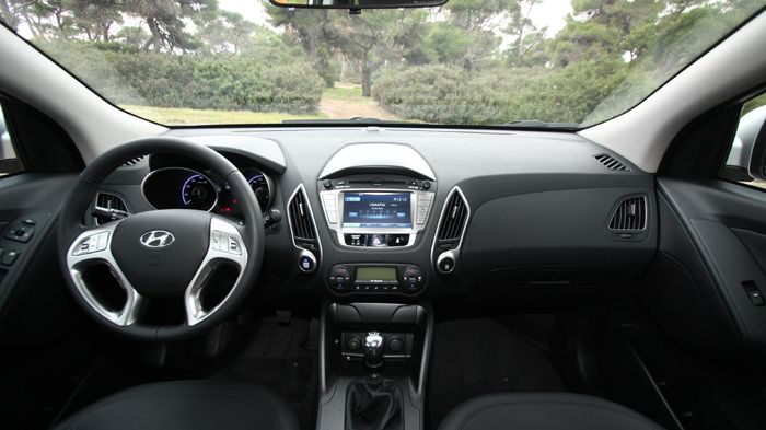 Τα όργανα και οι ενδείξεις φωτίζονται με το χαρακτηριστικό μπλε χρώμα της Hyundai που χρησιμοποιείται σε όλα τα μοντέλα της. Τα πλαστικά έχουν καλαίσθ