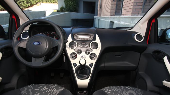 Το εσωτερικό του Ford Ka είναι μοντέρνο και ξεχωρίζει με το νεανικό και παιχνιδιάρικο ύφος του. 