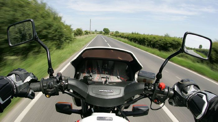 Οι καθρέφτες πρέπει να ελέγχονται συνεχώς και να προσαρμόζονται ανάλογα με τη θέση οδήγησης του αναβάτη.