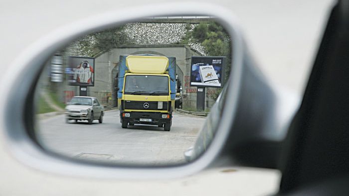 Οι καθρέφτες θα πρέπει να ρυθμίζονται μόνο όταν το αυτοκίνητο βρίσκεται σταθμευμένο. 