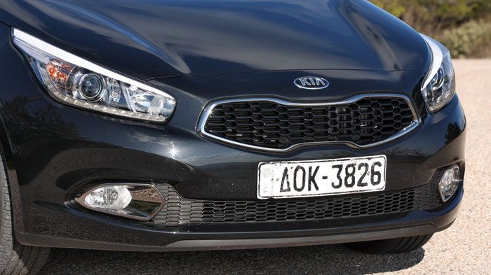 Το μπροστινό μέρος του Kia Ceed είναι επιβλητικό, χάρη στην επιθετική μάσκα, τα μεγάλα φανάρια και τα LED φώτα ημέρας.