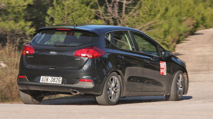 Η οδική συμπεριφορά του Kia Ceed είναι προσανατολισμένη στην άνεση των επιβατών. Η ανάρτηση απορροφά τις περισσότερες ανωμαλίες του δρόμου και ταυτόχρ