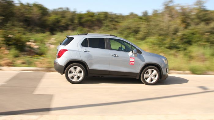 Το Chevrolet Trax  έχει πιο σφιχτές ρυθμίσεις στην ανάρτηση από το Opel Mokka. Στις στροφές γέρνει λογικά, δεν πλέει στις αλλαγές πορείας και έχει υψη