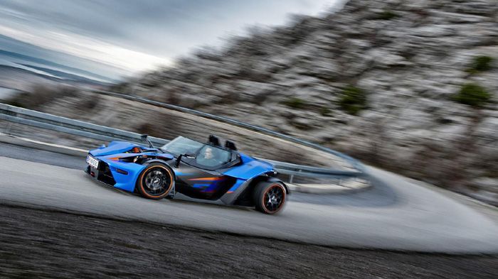 Το KTM X-BOW GT επιταχύνει από στάση στα 100χλμ/ώρα, σε μόλις 3,9 δευτερόλεπτα, χάρη στο χαμηλό βάρος, αλλά και τη δύναμη του 2λιτρου TFSI κινητήρα τη