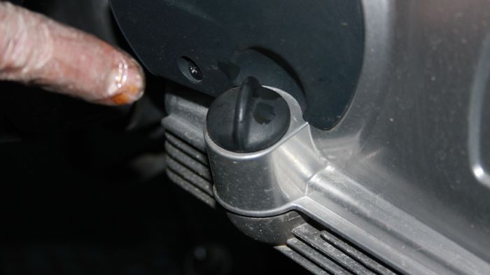 Αν η μοτοσικλέτα σας δεν έχει «ματάκι» για τη στάθμη του λαδιού, θα το ελέγξετε από εδώ. Ζεστάνετε για λίγα λεπτά τον κινητήρα και ελέγξτε το.