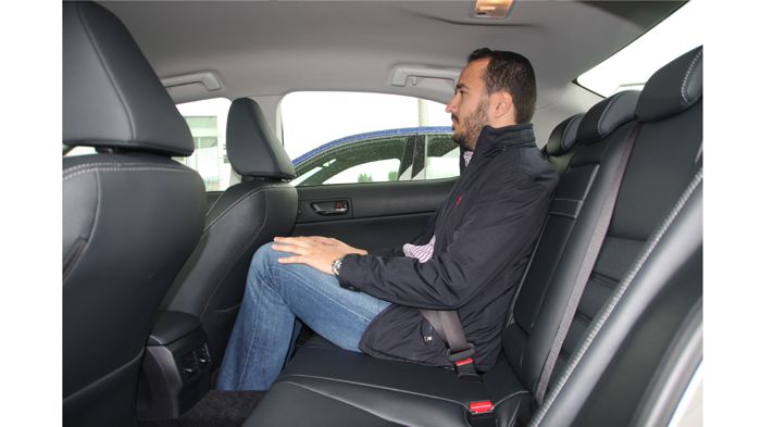 Οι χώροι είναι άνετοι για 4 όμως ενήλικες λόγω του υψηλού τούνελ της μετάδοσης, ενώ το πορτ-μπαγκάζ έχει αυξηθεί στα 480 λίτρα (450 λτ. στο υβριδικό).