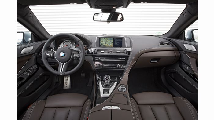 Το εσωτερικό είναι υπερπολυτελές και με αγωνιστικές πινελιές, όπως οι ραφές ή τα αλουμινένια πεντάλ.