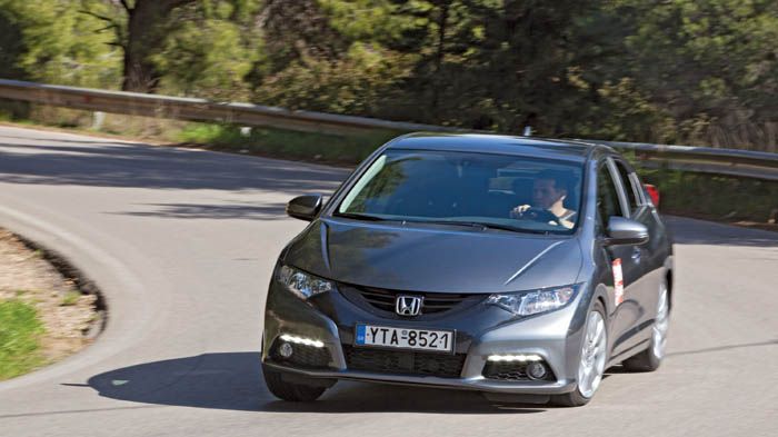 Ευχάριστο στο δρόμο είναι το Honda Civic με σημείο αναφοράς το στιβαρό πλαίσιο και το πλούσιο σε πληροφόρηση τιμόνι.