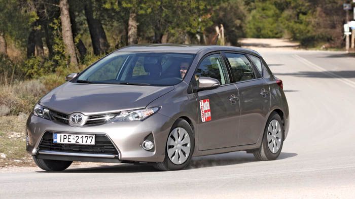 Προσανατολισμένο στην άνεση το Toyota Auris, το οποίο ωστόσο τα καταφέρνει καλά και υπό πίεση.