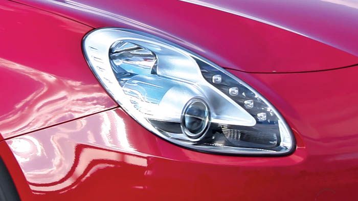Η σχεδίαση της Giulietta συνδυάζει το ρετρό με το μοντέρνο και κλέβει τα βλέμματα.