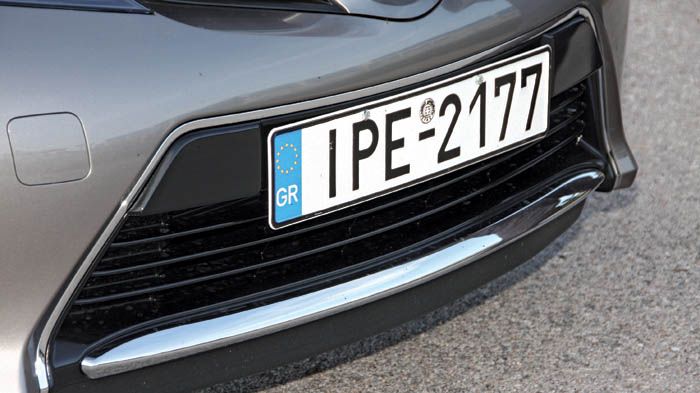 Δυναμική είναι η σχεδίαση του Toyota Auris από όποια γωνία και αν το κοιτάξεις.
