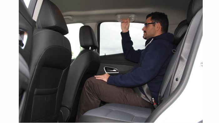 Για το μέγεθός του το Mokka είναι πιο ευρύχωρο από το μέσο όρο της κατηγορίας των μικρών SUV, αλλά όχι τόσο ευρύχωρο αν κριθεί με τα κριτήρια των SUV 