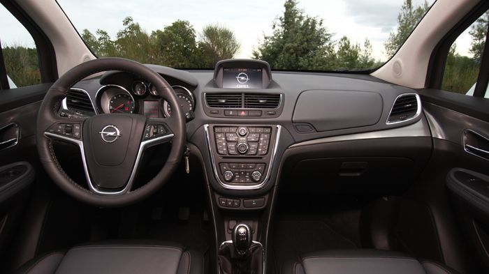 Η απτή ποιότητα των υλικών είναι καλή, αλλά όχι και η συναρμογή τους, αφού στο εσωτερικό ακούγονται αρκετοί τριγμοί από παντού, σε κάθε ευκαιρία.