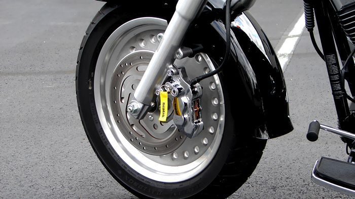 Αν σταθμεύετε τη μοτοσικλέτα σας στο δρόμο, δεν πρέπει να την αφήνετε ξεκλείδωτη ούτε για 10 λεπτά!