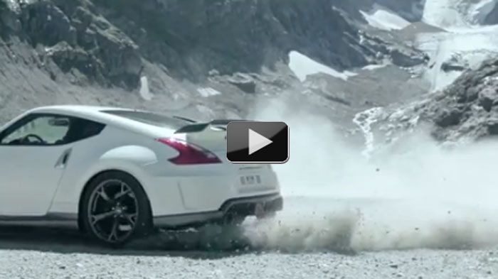 Το Nissan 370Z Nismo οδηγεί ο Peter Pyzera ενώ ο.. πετούμενος άνθρωπος είναι ο David Barlia.