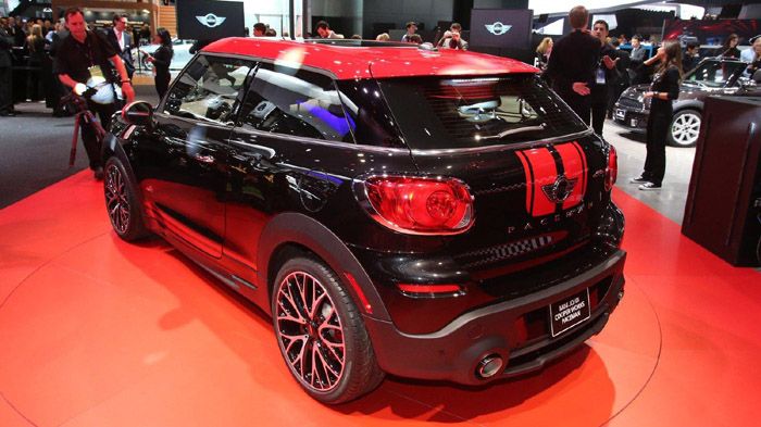 Αναβαθμισμένο οπτικά, το Paceman JCW αναδύει έναν έντονο δυναμισμό, χωρίς ωστόσο να του λείπει το στιλ. 