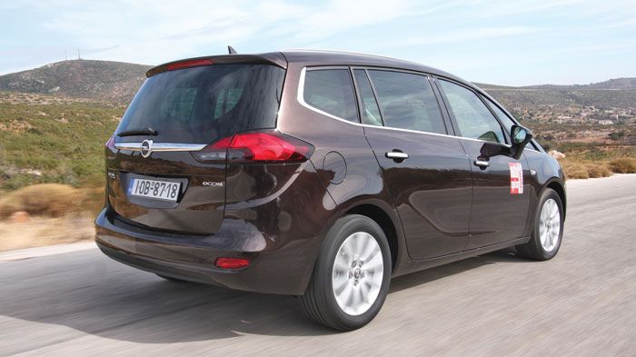 Στο δρόμο το Zafira Tourer είναι άνετο και σβέλτο δεδομένου του οικογενειακού του χαρακτήρα. Πατάει καλά στον αυτοκινητόδρομο και είναι ήσυχο, ενώ υπό