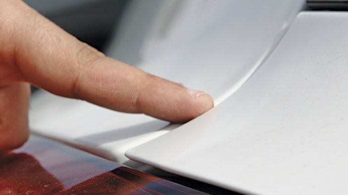 Αφού ολοκληρώσουμε τη διαδικασία και στις δύο βάσεις της πόρτας του χώρου αποσκευών, θα πρέπει να την κλείσουμε και να ελέγξουμε με το δάχτυλό μας, αν