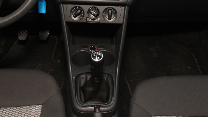 Ο 1,2 TDI συνεργάζεται με 5άρι χειροκίνητο κιβώτιο. Καλός σε πληροφόρηση είναι ο επιλογέας ταχυτήτων.