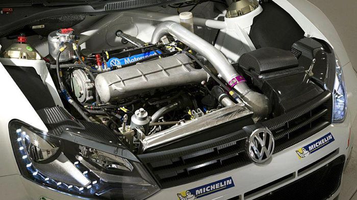 Όπως υπαγορεύεται από τους κανονισμούς της FIA, το αγωνιστικό Polo εξοπλίζεται με έναν υπερτροφοδοτούμενο κινητήρα 1.6 λίτρων ο οποίος αποδίδει 315 ίπ