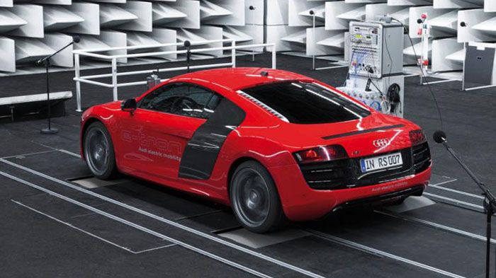 Το ανανεωμένο R8 e-tron θα περάσει στην παραγωγή το 2014 σε περιορισμένο αριθμό μονάδων.