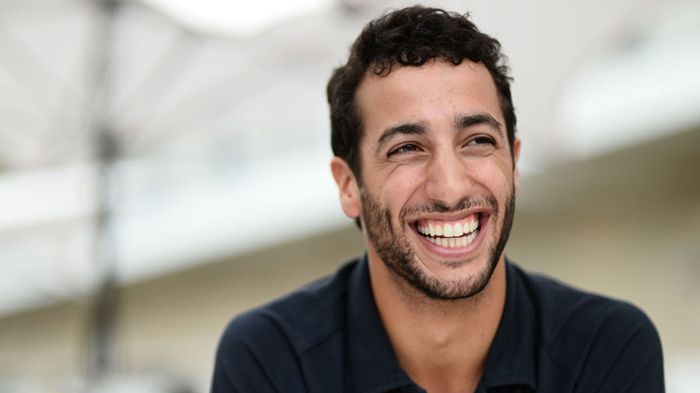 O Ricciardo πήρε… προαγωγή και από την Toro Rosso θα περάσει στην ομάδα της Red Bull Racing, αντικαθιστώντας την κενή θέση του Mark Webber.