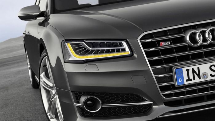 Εντυπωσιάζουν τα νέα Matrix LED headlights, με τα οποία εξοπλίζεται το S8 και στην κορυφαία έκδοση του το Α8 και διαθέτουν 25 φώτα LED, τα οποία ανάβο