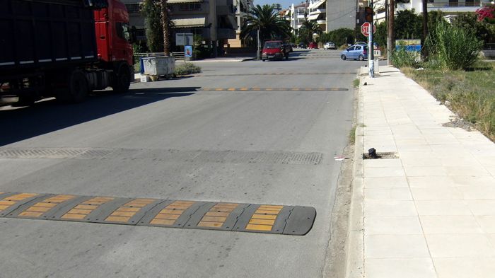 Σε περίπτωση παράνομης τοποθέτησης εγκάρσιου μειωτήρα ταχύτητας, οι παραβάτες τιμωρούνται με φυλάκιση από 1 έως 6 μήνες και χρηματική ποινή από 1.000 