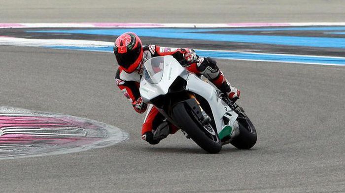 O Μichael Schumacher έχει αγωνιστεί κάποιες φορές με μοτοσικλέτα και φαίνεται διατεθειμένος να το ξανακάνει. 