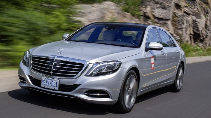 Εμφανισιακά, η Mercedes πέτυχε να ανανεώσει σε μεγάλο βαθμό τη νέα S-Class σε σχέση με την προηγούμενη και να της προσδώσει μια περισσότερο επιβλητική