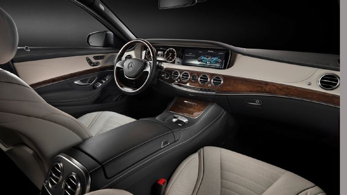 Στο ταμπλό της νέας Mercedes S-Class ξεχωρίζουν οι δύο μεγάλες ψηφιακές οθόνες πληροφόρησης των 12,3 ιντσών η κάθε μία, αλλά και το νέο τιμόνι δύο ακτ