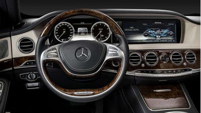 Η νέα S-Class δεν έχει συμβατικό πίνακα οργάνων, αλλά μια εξελιγμένη οθόνη διάστασης 12,3 ιντσών.