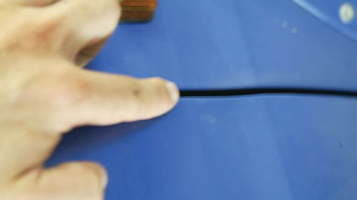 Με το δάχτυλο ελέγξτε την απόσταση των αρμών (π.χ. σε καπό και πόρτες) αλλά και κατά μήκος του ίδιου αρμού.