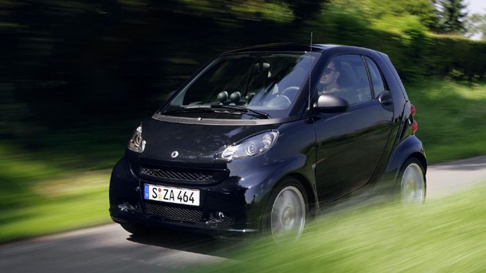Σε σχέση με το απλό fortwo το Brabus φέρει αρκετές σχεδιαστικές αλλαγές που του δίνουν ένα πιο σπορτίφ παρουσιαστικό.