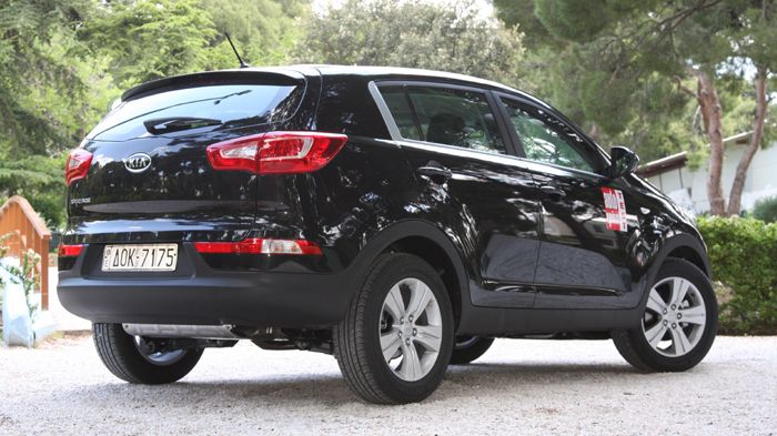 Στο κομμάτι των διαστάσεων, το Sportage δεν είναι ένα μικρό αυτοκίνητο: το μήκος του ανέρχεται στα 4.440 χλστ. το πλάτος στα 1.855 και το ύψος στα 1.6
