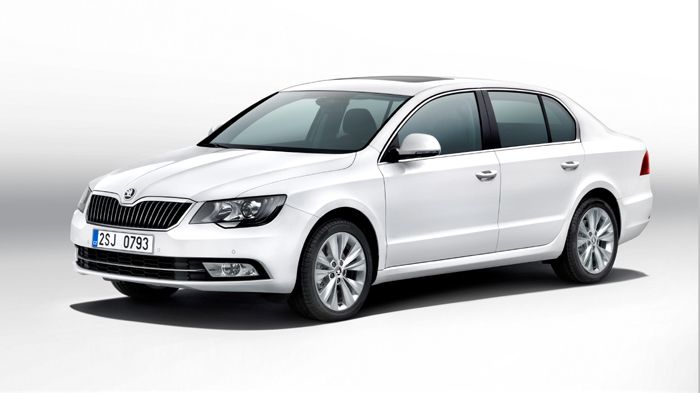 Η γρίλια της μάσκας, το logo της Skoda, τα εμπρός φώτα πορείας και ομίχλης, οι προφυλακτήρες, τα εμπρός φτερά και το καπό είναι όλα ανασχεδιασμένα.