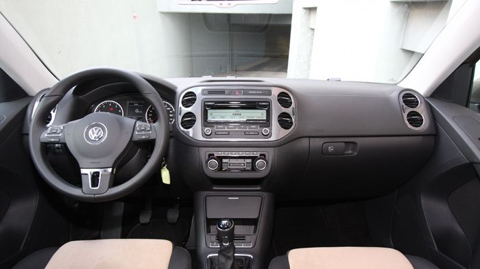 Στις πλουσιότερες εκδόσεις, ο χρήστης απολαμβάνει των όμορφων επενδύσεων από αλκαντάρα, την πιο χρηστική οθόνη πληροφοριών TFT, με έγχρωμα γραφικά, αλ