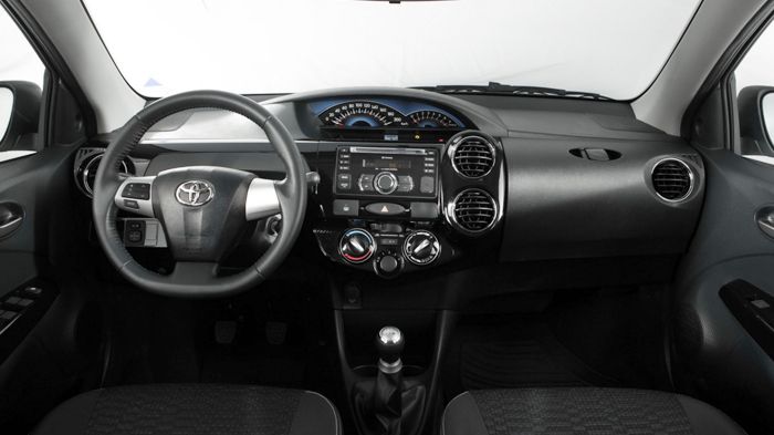 Το εσωτερικό του Toyota Etios Cross διαθέτει ποιοτικά υλικά και μια μεγάλη κεντρική κονσόλα, η οποία φέρει και τα όργανα λειτουργίας του μοντέλου.