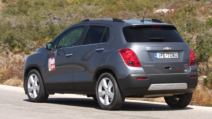 Πίσω, τα φωτιστικά σώματα μαζί με την ποδιά προστασίας, λειτουργούν προς όφελος του εντυπωσιασμού.