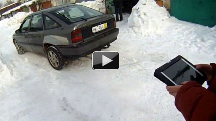 Σαν ταινία από James Bond να βγήκε ο Ρώσος -σε ρόλο Q- που μπορεί και ελέγχει το αυτοκίνητό του μέσα από ένα iPad.