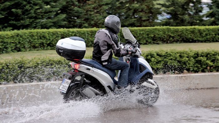 Oι λίμνες τις βροχερές ημέρες δεν είναι καθόλου σπάνιο φαινόμενο. Δείξτε προσοχή όταν τις διασχίζετε.