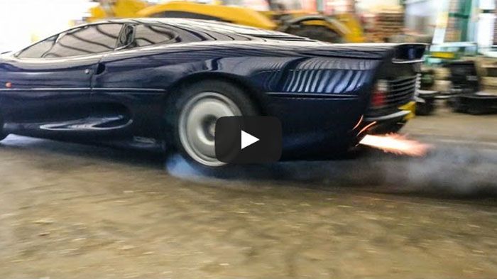 Ένα θρυλικό supercar της Jaguar κάνει μια γρήγορη βόλτα μέσα σε... λειβάδι.