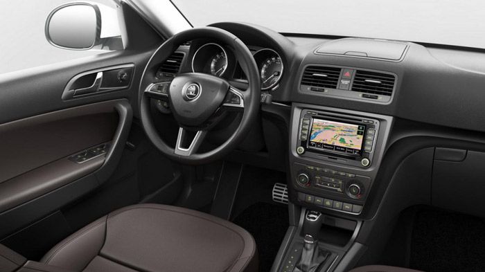 Το εσωτερικό του έχει ένα νέο τιμόνι και νέα ταπετσαρία.