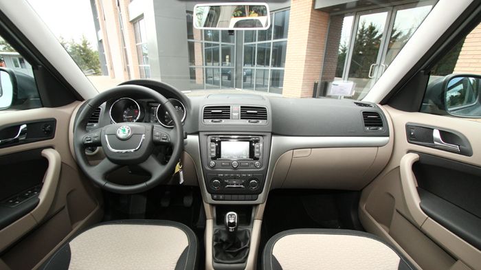 Ποιοτικά, το πάνω μέρος του ταμπλό καλύπτεται από αφρώδες υλικό με ευχάριστη υφή, ενώ και τα σκληρά πλαστικά ικανοποιούν, όπως ισχύει αντίστοιχα και μ