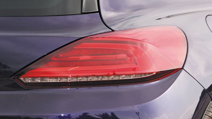 Ακόμη και αν δεν είχε καμία εξωτερική αλλαγή, θα λέγαμε πάλι πως το Scirocco είναι ένα φρέσκο και δυναμικό όχημα.